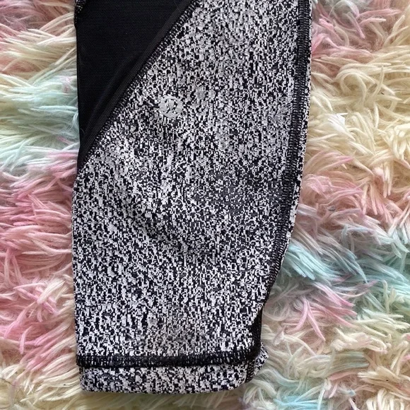 ✨Lululemon Athletica Outrun Tight Sz 4✨ - Picture 9 of 10